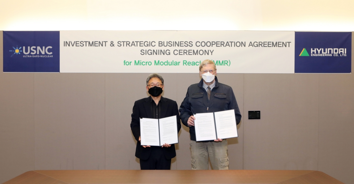 김창학 현대엔지니어링 사장(좌측)과 프란체스코 베네리 USNC CEO(우측)가 투자협약을 체결하고 기념사진을 촬영하고 있다.