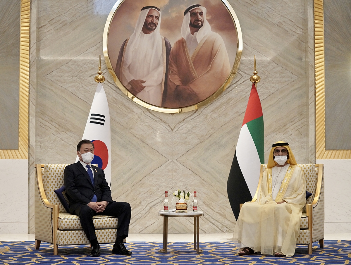 문재인 대통령은 16일(현지시간) 두바이 엑스포 행사장에서 모하메드 빈 라시드 알 막툼 UAE 부통령 겸 총리와 회담을 개최했다. (청와대 제공)