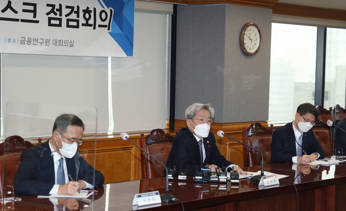 고승범 금융위원장이 19일 오전 서울 중구 은행회관에서 열린 `소상공인 부채 리스크 점검회의`에 참석, 모두발언을 하고 있다.