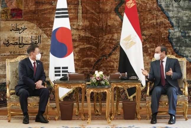이집트를 방문 중인 문 대통령은 현지시간으로 20일 압델 파타 알시시(Abdel Fattah El-Sisi) 이집트 대통령과 정상회담을 개최했다. 