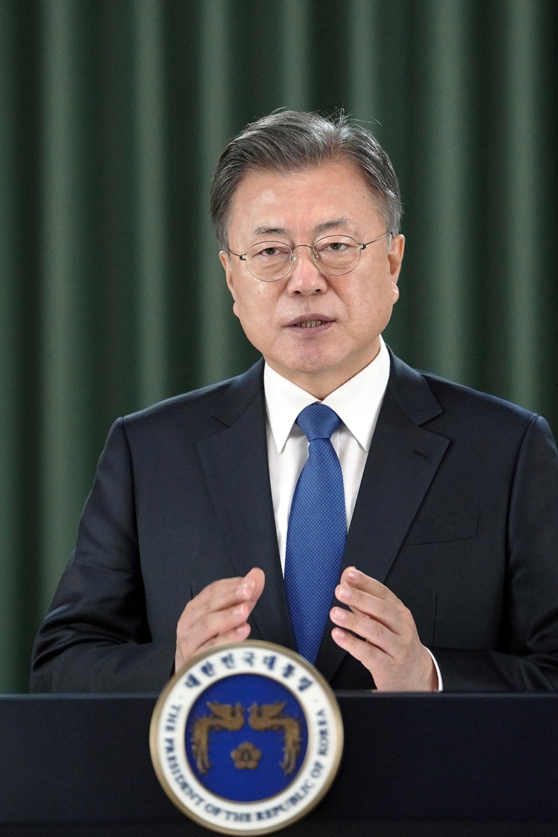 문 대통령이 2일 열린 제1회 한국에너지공과대학교 입학식 및 비전 선포식 축사를 영상으로 전하고 있다. (청와대 제공)