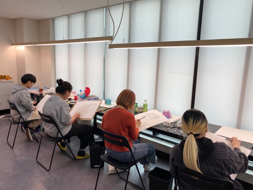 라인아트에서 수업받고 있는 학생들 