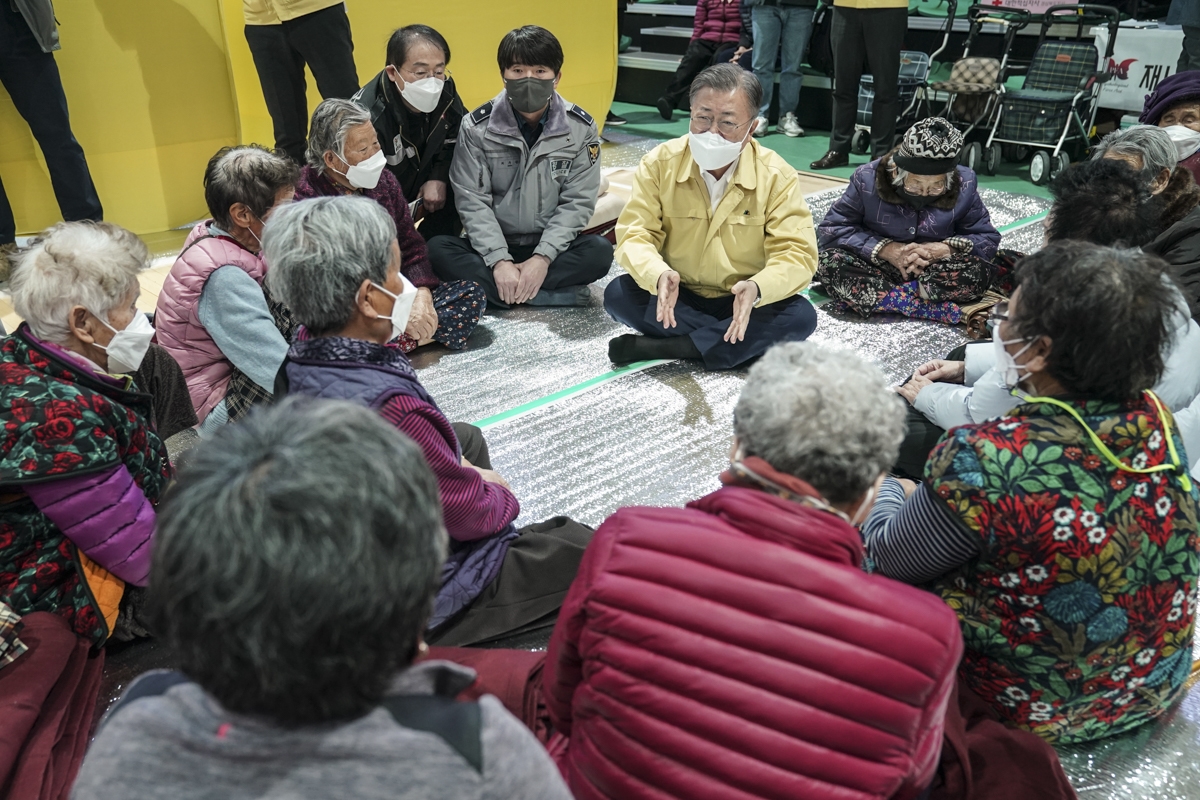 문 대통령은 6일 오전 산불 피해 현장을 깜짝 방문해 이재민들을 위로했다. (청와대 제공)