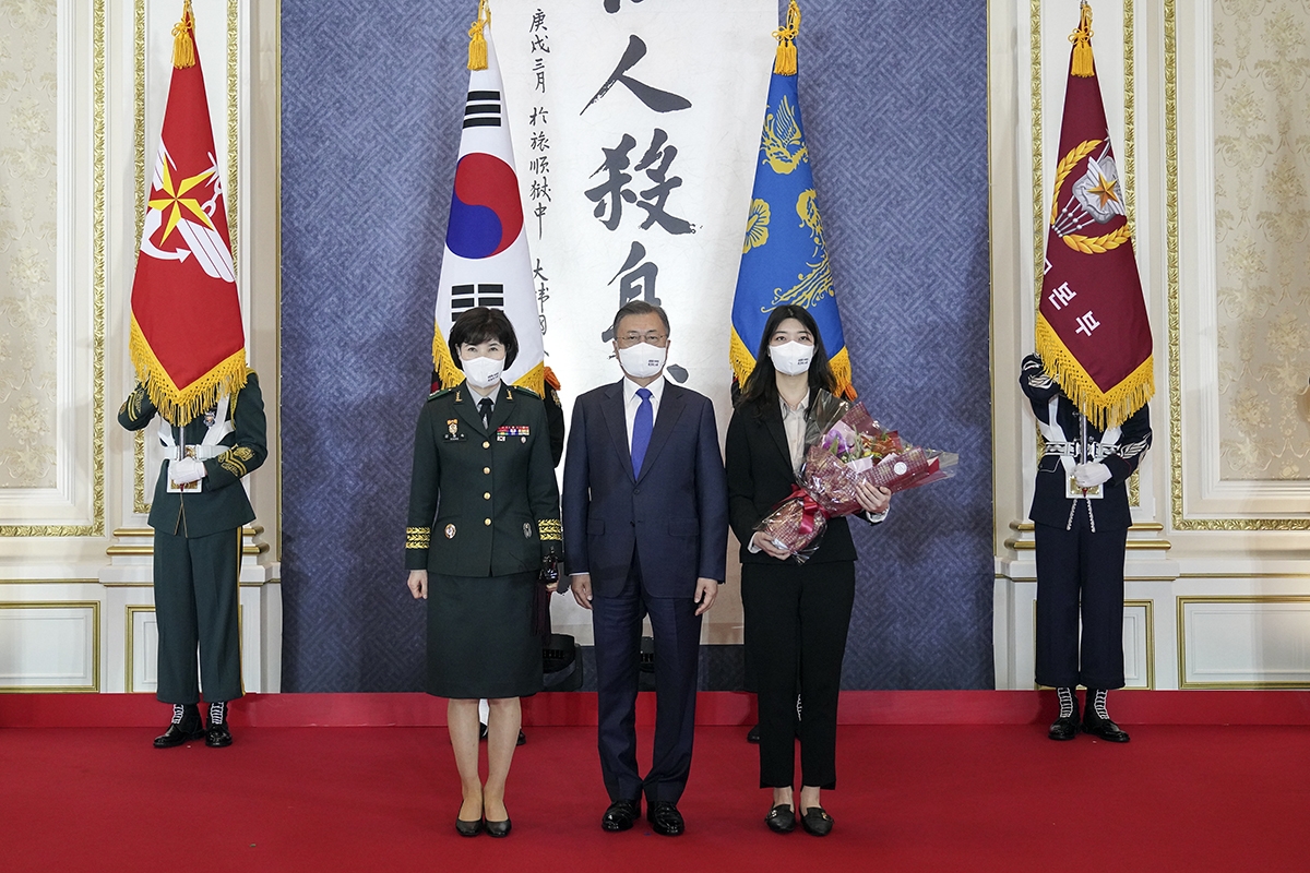 문 대통령은 31일 오후 청와대 영빈관에서 준장 진급자 70명에게 삼정검을 수여했다. (청와대 제공)