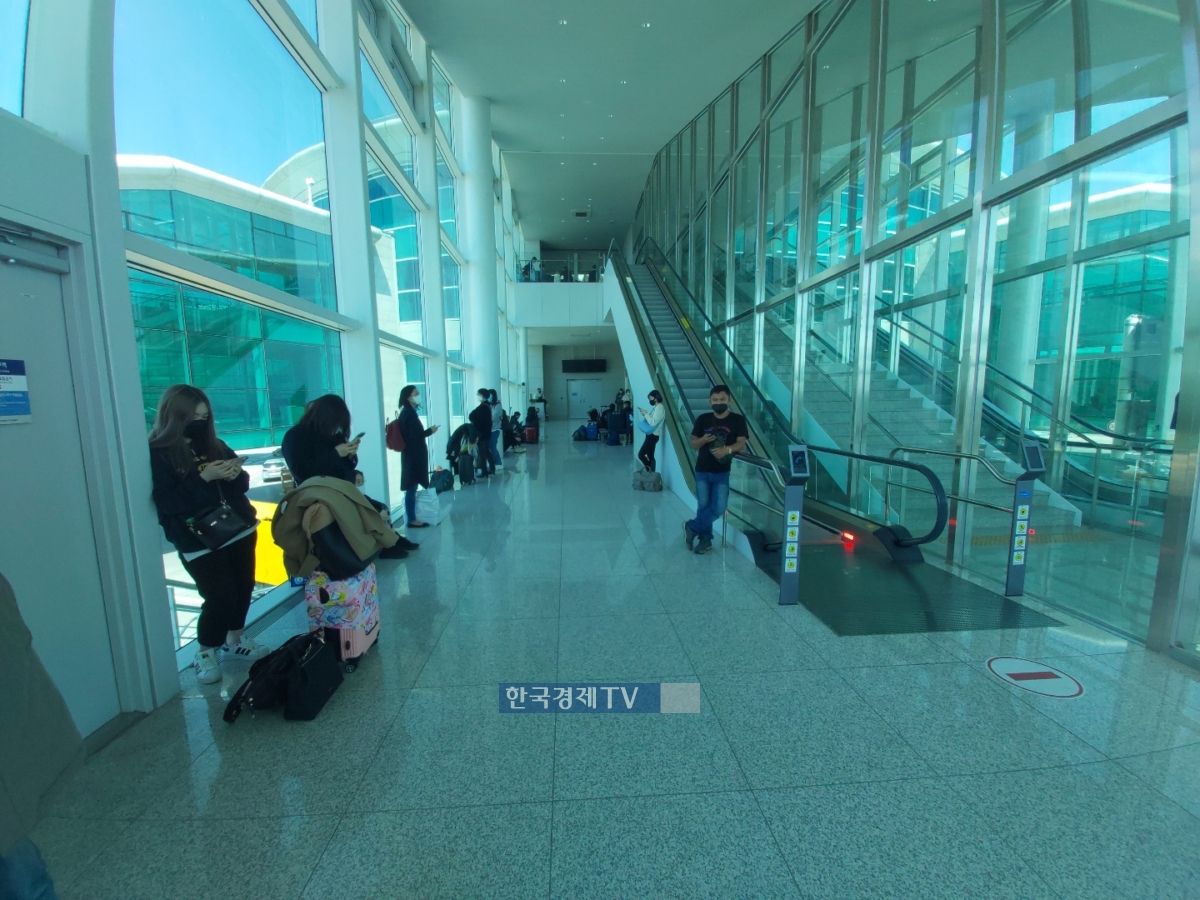 [사진] 7일 대한항공 인천-독일행 항공기가 3시간여 이륙 지연되면서 승객들이 불편을 겪었다