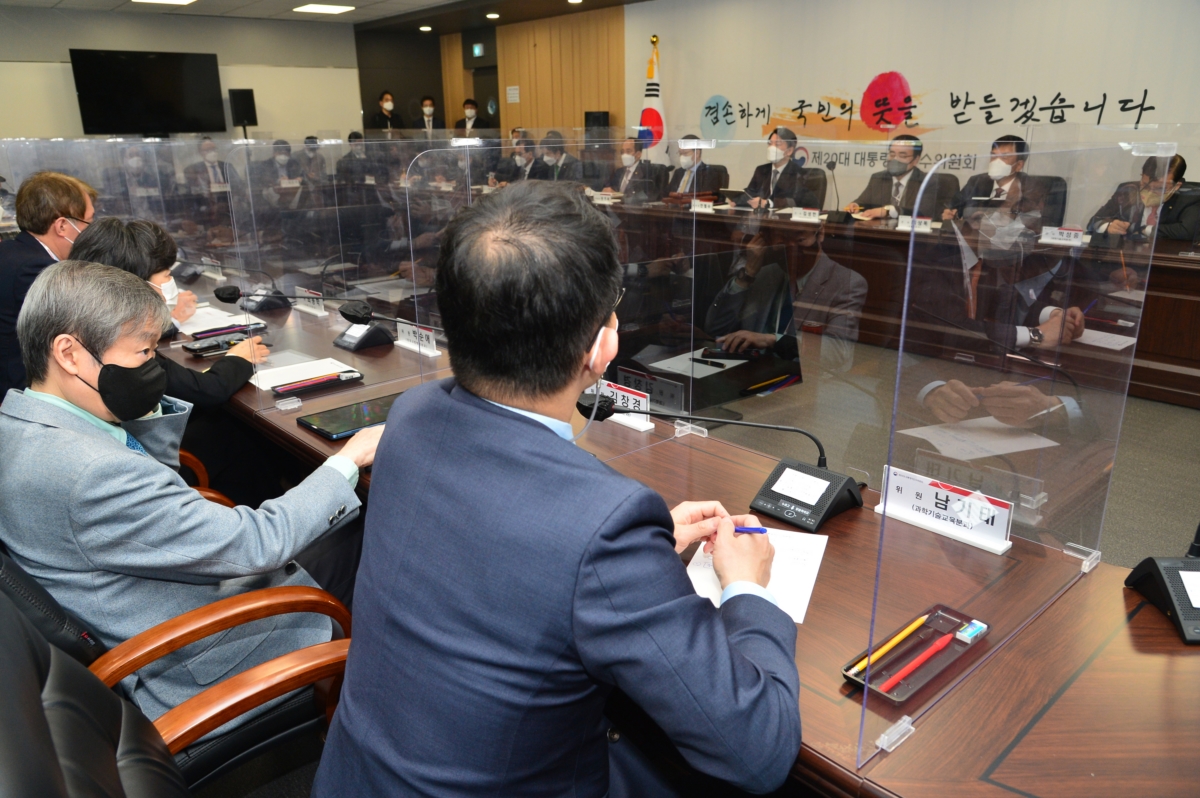 11일 오전 서울 종로구 삼청동 인수위원회에서 제5차 전체 회의가 열리고 있다.