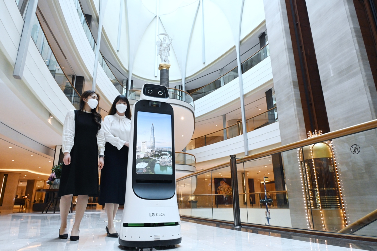 LG 클로이 가이드봇(LG CLOi GuideBot)이 서울 잠실 소재 롯데호텔 월드에서 고객들을 맞이한다.