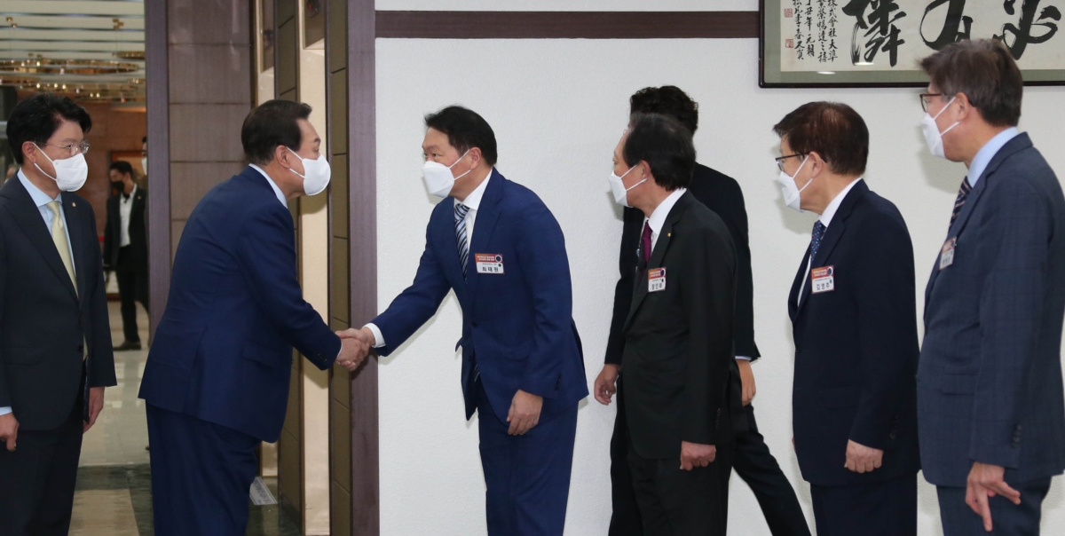 윤석열 당선인(왼쪽)과 최태원 대한상의 회장이 악수를 하고 있다.