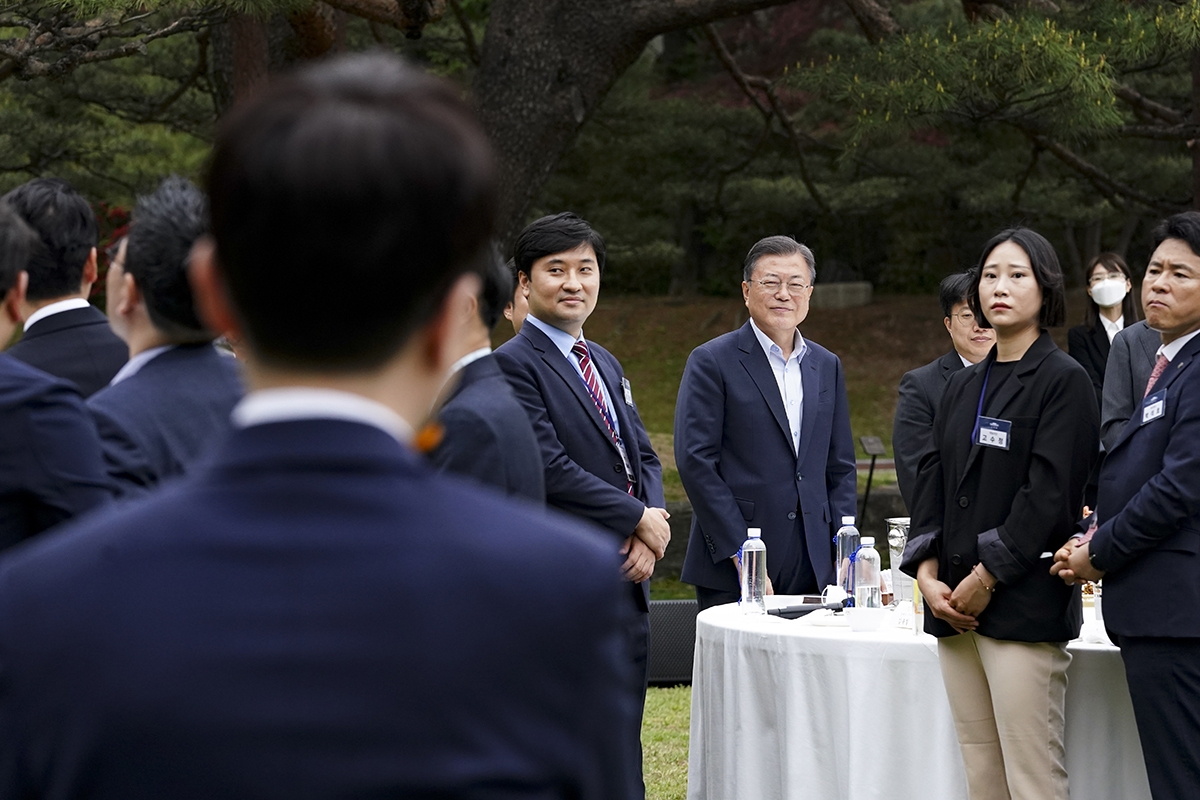 문 대통령은 25일 오후 청와대 녹지원에서 출입기자단 초청행사를 주재했다. (청와대 제공)