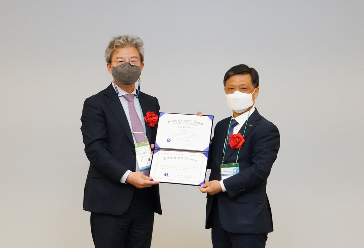 김학동 포스코 부회장이 20일 한국품질경영학회가 주관하는 ‘2022 글로벌 품질경영인 대상’을 수상했다. (포스코 제공)