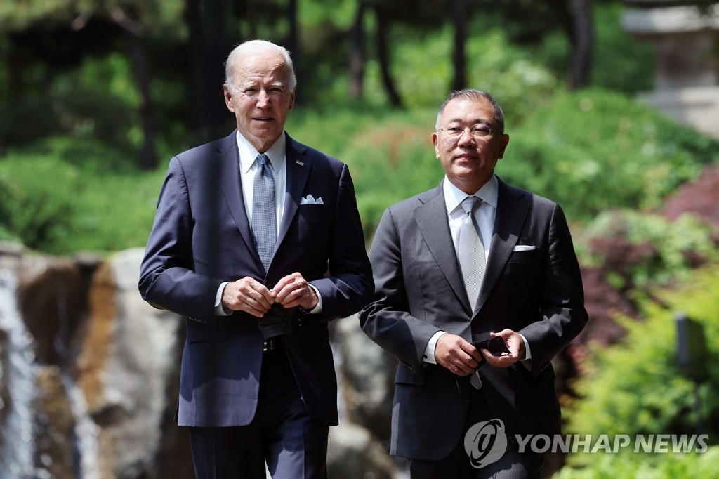 방한 중인 조 바이든 미국 대통령과 정의선 현대차그룹 회장이 22일 서울 용산구 그랜드 하얏트 호텔에서 면담 장소로 입장하고 있다. (2022.5.22)
