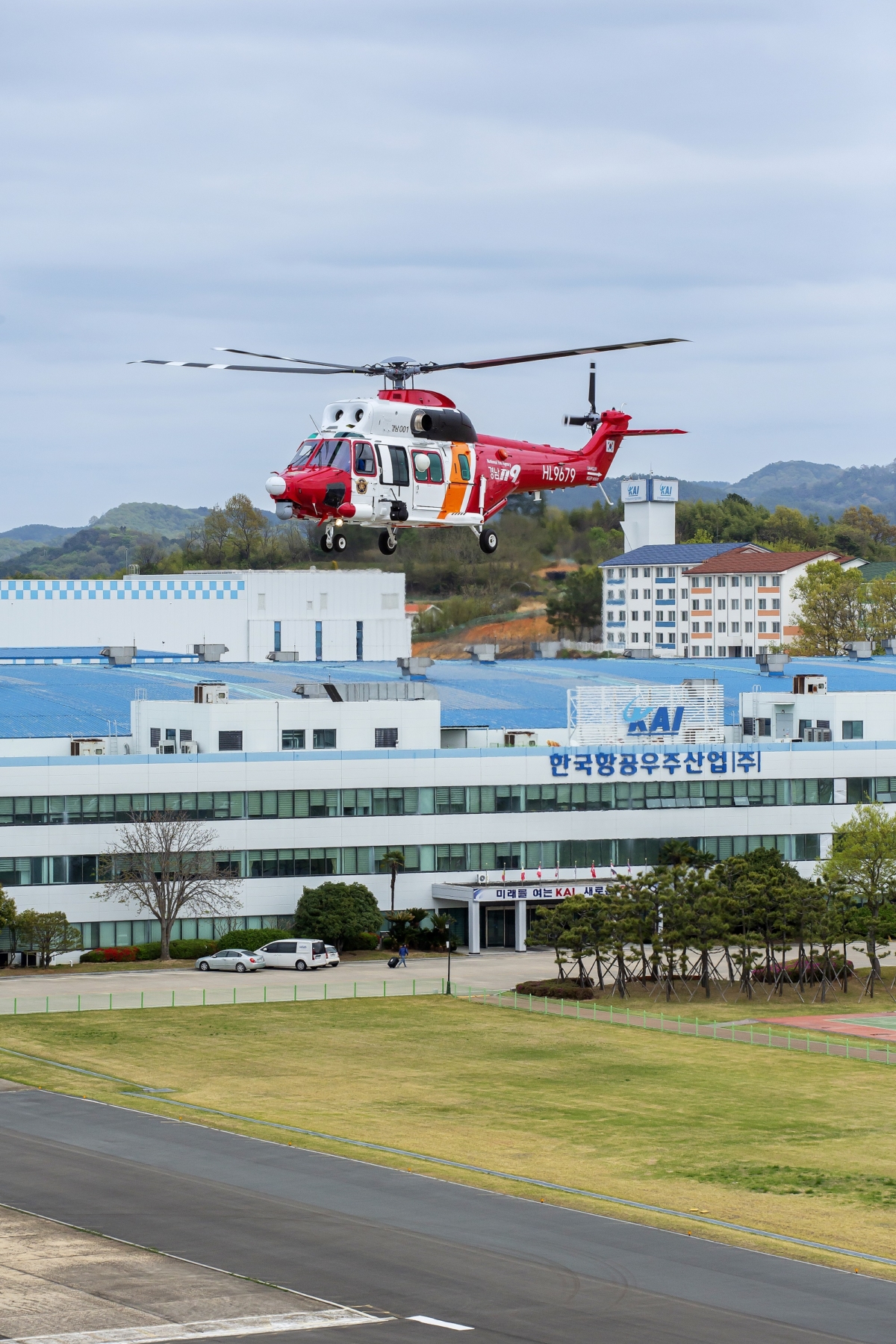사진1. 대한민국 최초 국토교통부 제한형식증명을 받은 경남소방헬기 수리온(KUHC-1)