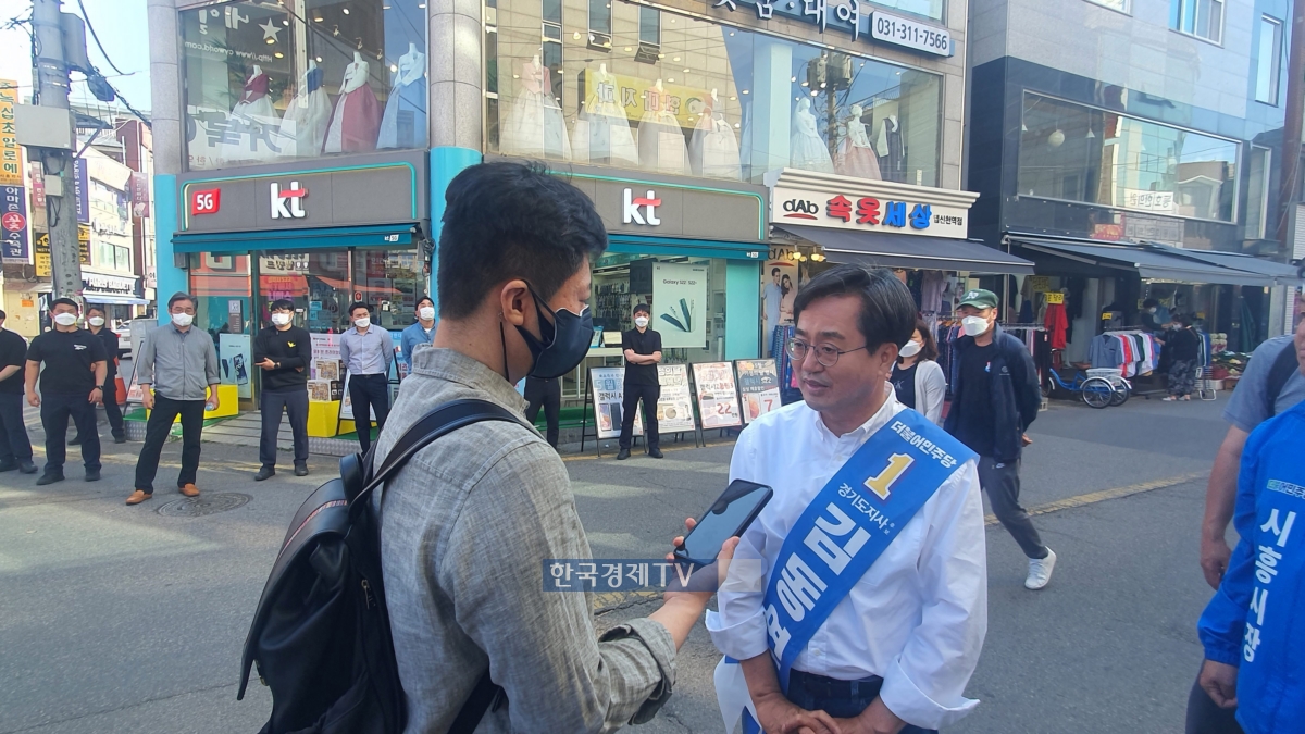 김동연 더불어민주당 경기도지사 후보가 지난 27일 선거 유세 중 인터뷰를 하고 있다.