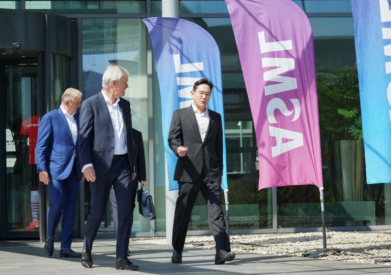 이재용 삼성전자 회장(오른쪽)과 피터 베닝크 ASML CEO(왼쪽)