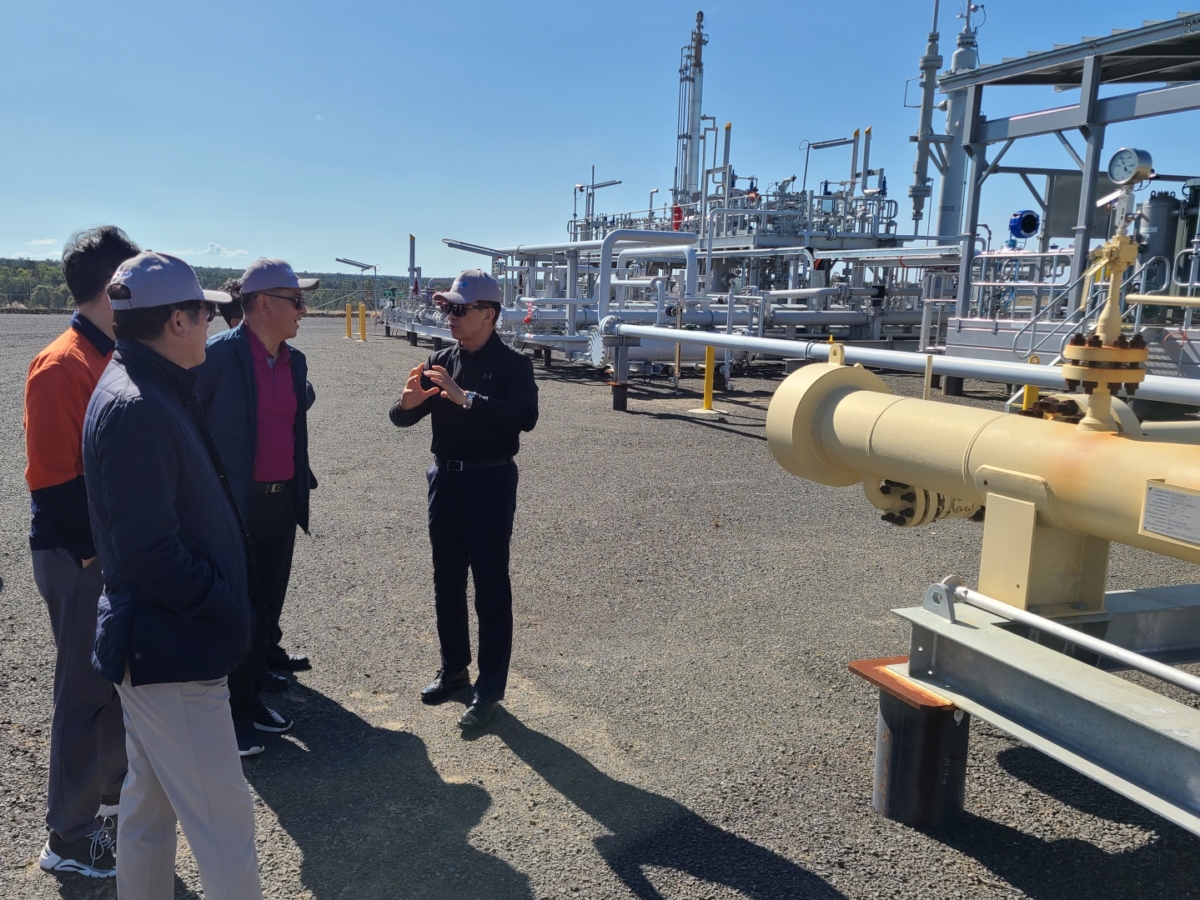 주시보 사장이(사진 최우측) 호주 세넥스에너지 로마노스 가스전의 처리시설을 방문해 임직원들과 에너지 사업에 대해 논의하고 있다. (포스코인터 제공)