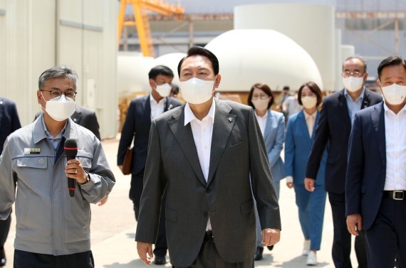 윤석열 대통령이 22일 경남 창원 두산에너빌리티 원자력 공장을 방문해 신한울 3·4호기 주단소재 보관장을 시찰한 뒤 이동하고 있다