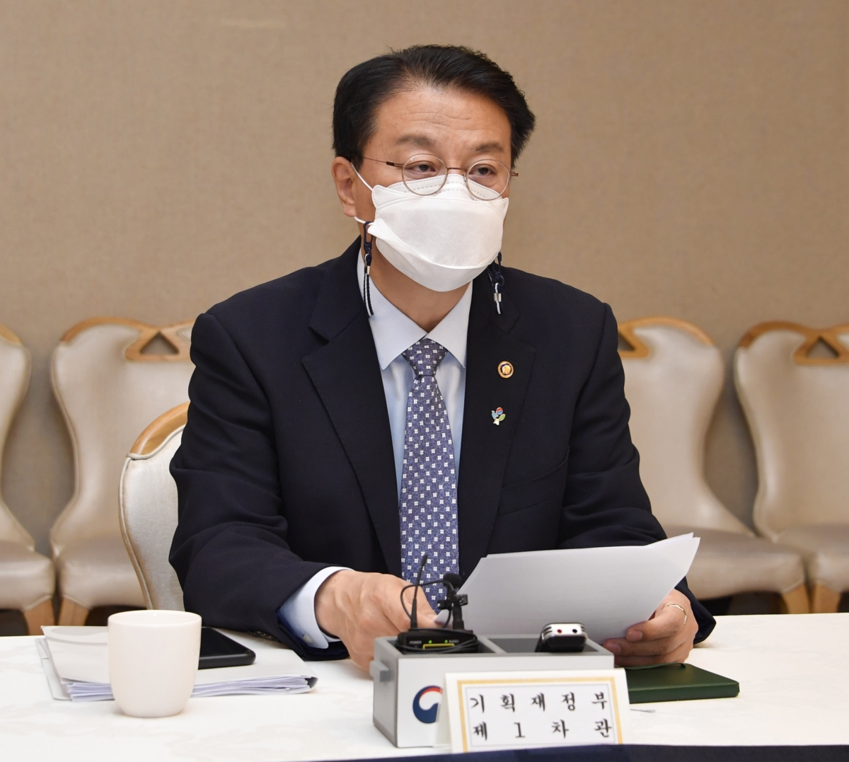 방기선 기획재정부 차관이 6월 24일 서울 종로구 정부서울청사에서 열린 `제1차 비상경제차관회의`를 주재, 모두발언을 하고 있다.