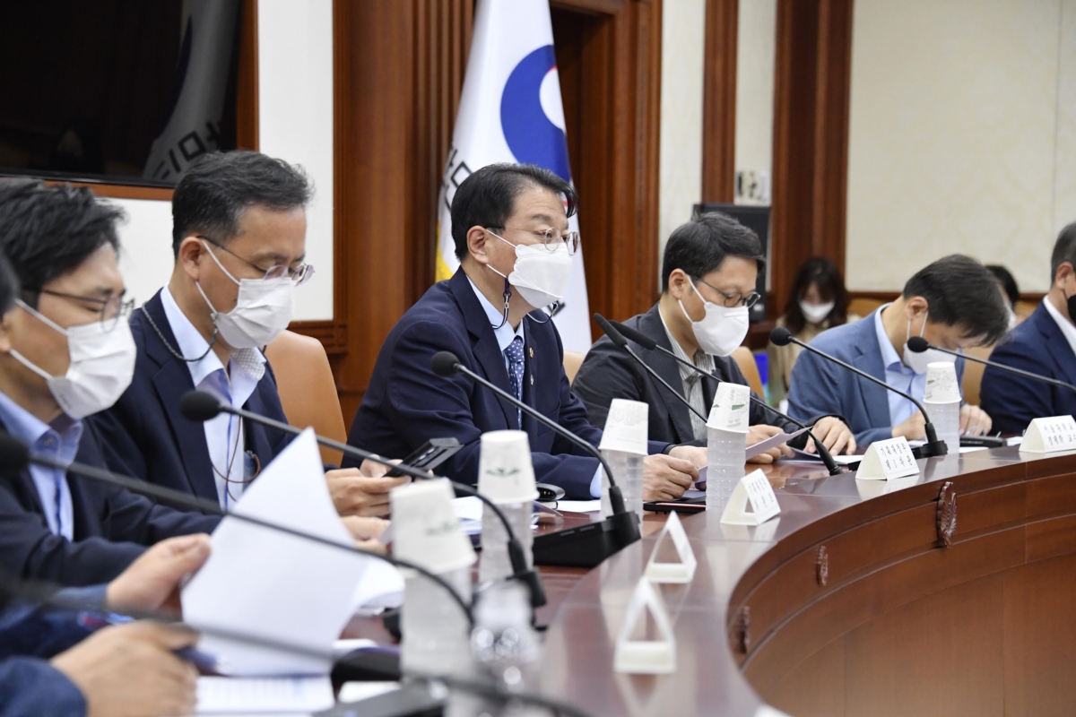 방기선 기획재정부 차관이 6월 24일 서울 종로구 정부서울청사에서 열린 `인구위기대응 TF`를 주재, 모두발언을 하고 있다.