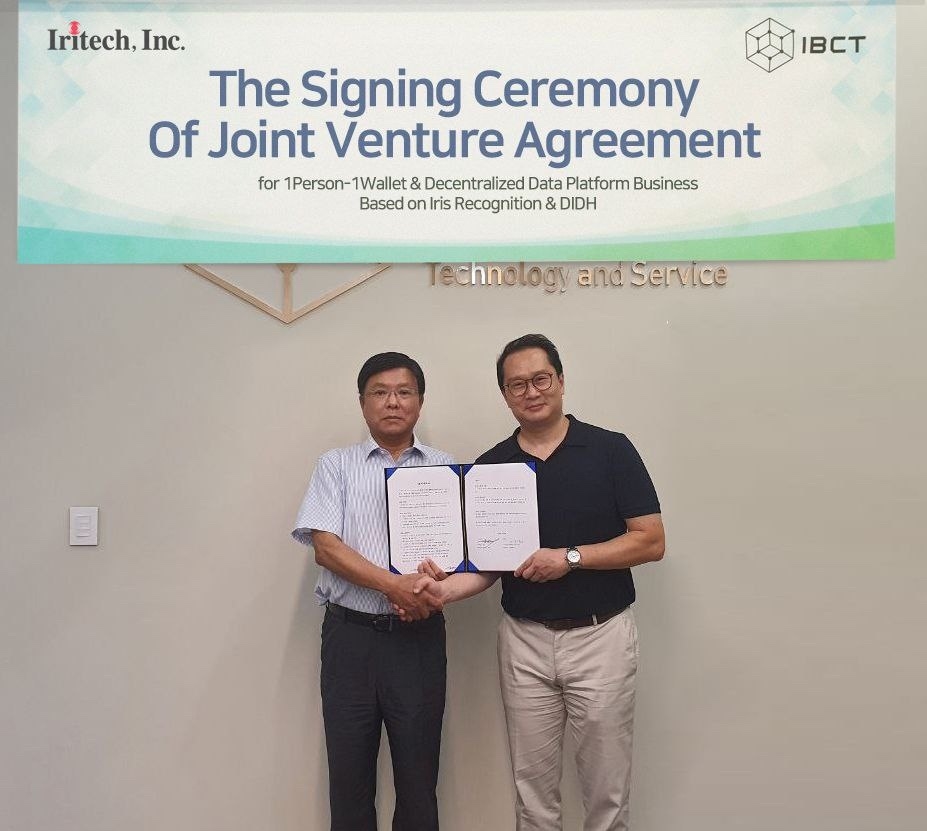 아이리텍과 IBCT 관계자가 서울 강남구 삼성동 IBCT 사무실에서 JV 설립을 위한 협약식을 진행하고 있다.
