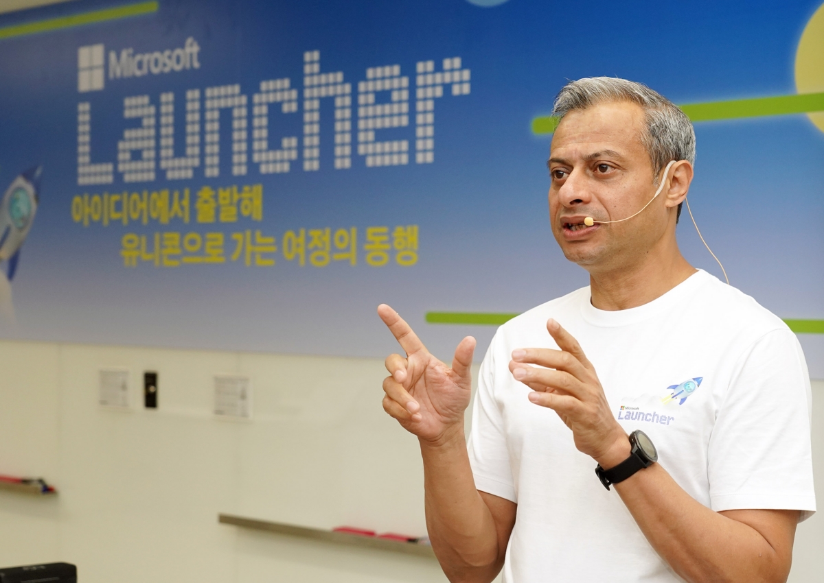 8월 29일 한국마이크로소프트 오피스에서 열린 ‘마이크로소프트 런처’ 출범 간담회에서 아흐메드 마즈하리(Ahmed Mazhari) 마이크로소프트 아시아 사장이 발표하고 있다.