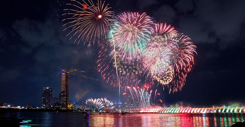 `한화와 함께하는 서울세계불꽃축제 2019` 에서 선보인 ㈜한화의 불꽃 연출 모습