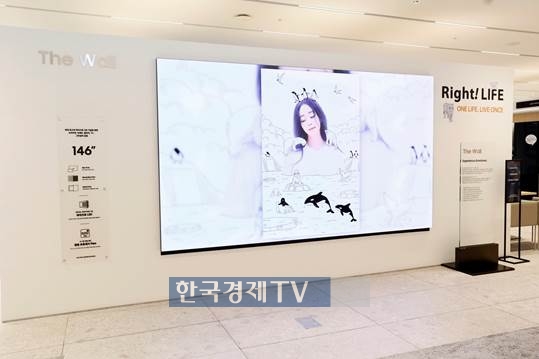 갤러리아 광교 8층에 전시된 NFT 작품.