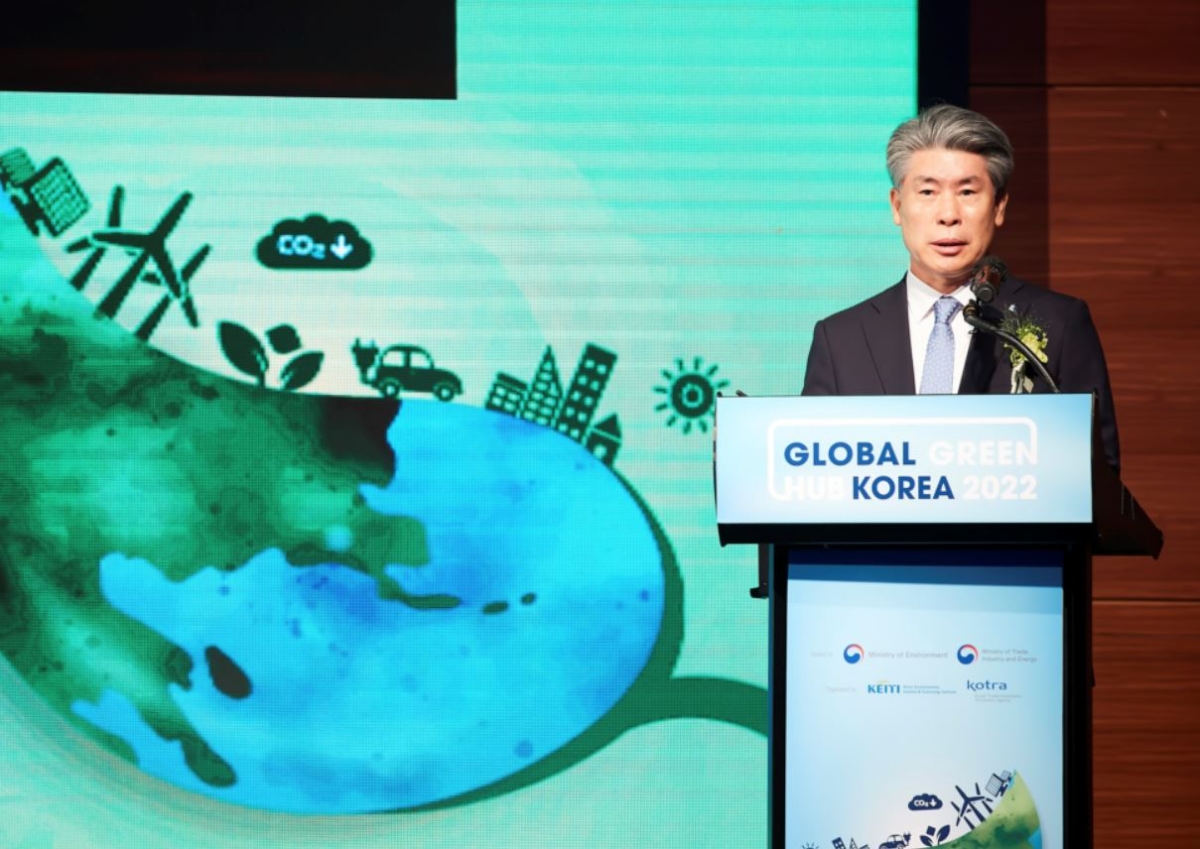 윤종원 IBK기업은행장이 20일 서울 여의도 콘래드호텔에서 열린 Global Green Hub Korea 2022에서 기조연설을 하고 있다.