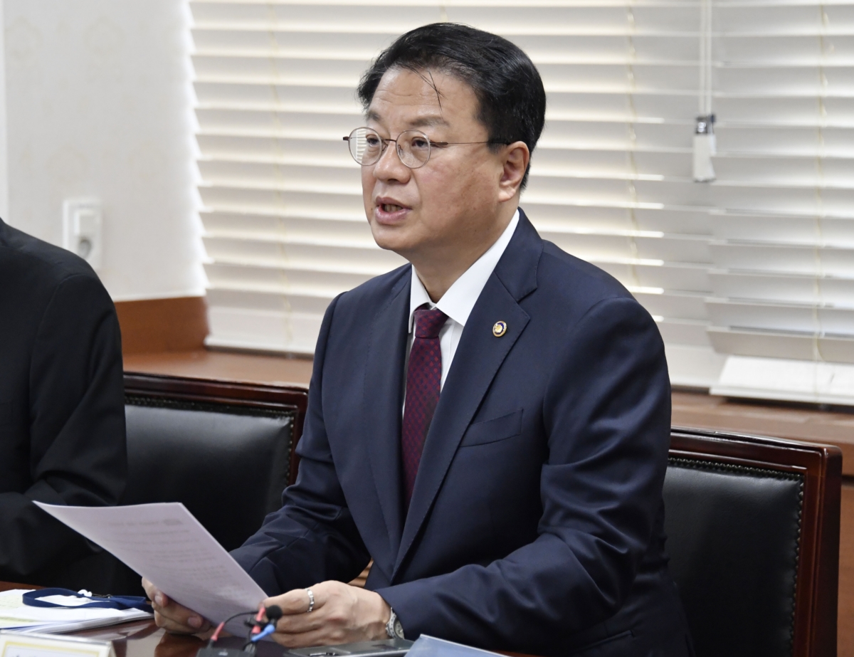 방기선 기획재정부 차관이 9월 23일 서울 종로구 정부서울청사에서 열린 `제9차 비상경제차관회의`를 주재, 모두발언을 하고 있다.