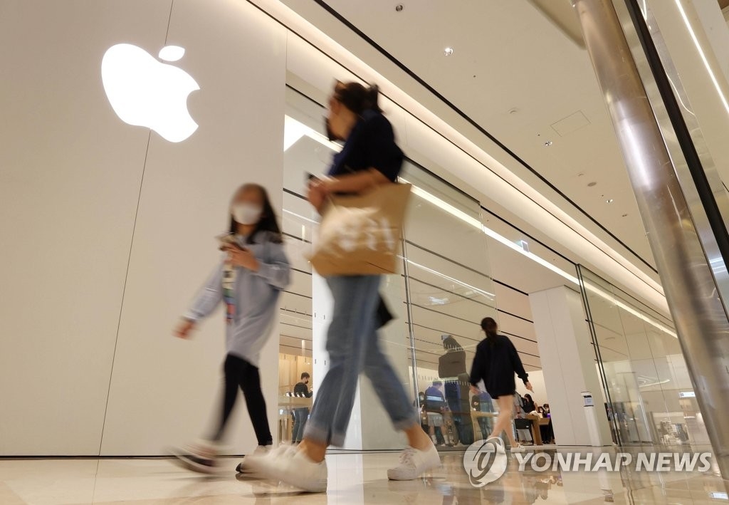 서울 송파구 롯데월드몰에 오픈한 애플스토어 잠실점을 찾은 시민들이 애플 제품을 살펴보고 있다. 잠실점은 전날인 24일에 오픈한 국내 4호 애플스토어다. 2022.9.25