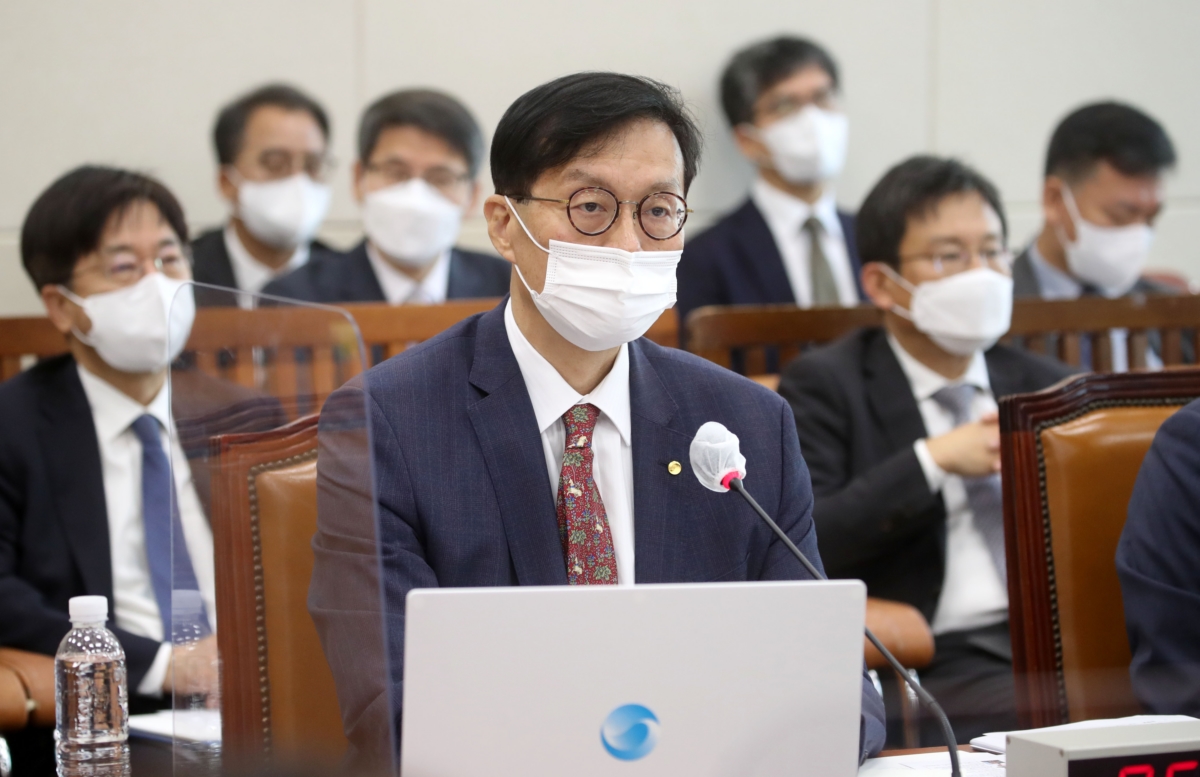 이창용 한국은행 총재가 7일 서울 여의도 국회에서 열린 기획재정위원회의 한국은행에 대한 국정감사에서 의원 질의에 답변하고 있다.