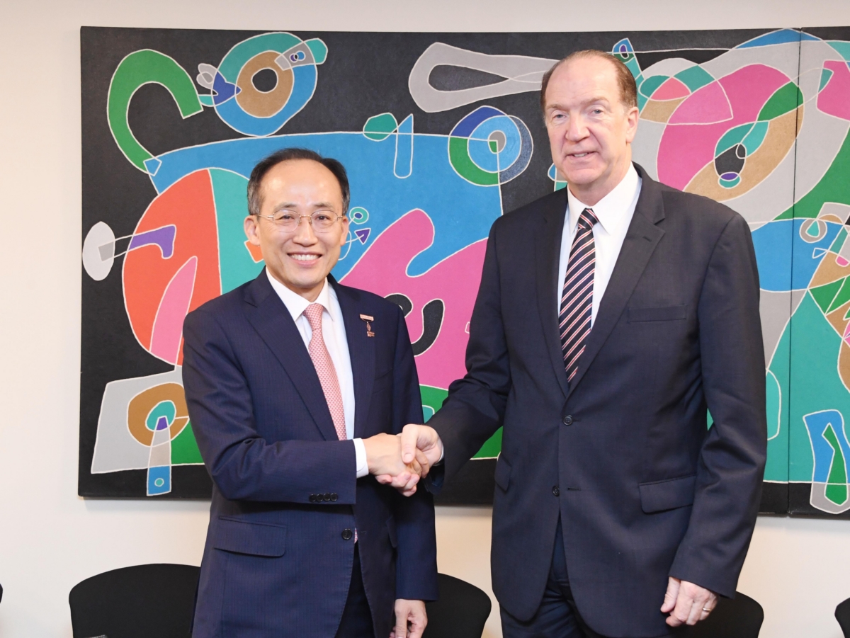 추경호 부총리(왼쪽)와 데이비드 맬패스 세계은행 총재