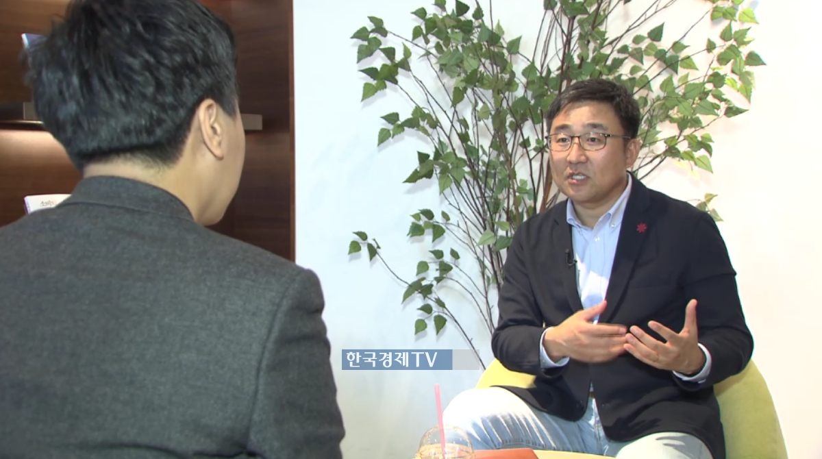 이마트 고진배 상무(트레이더스 트랜스포메이션 TF, 사진 우측)가 취재진의 질문에 답하고 있다.