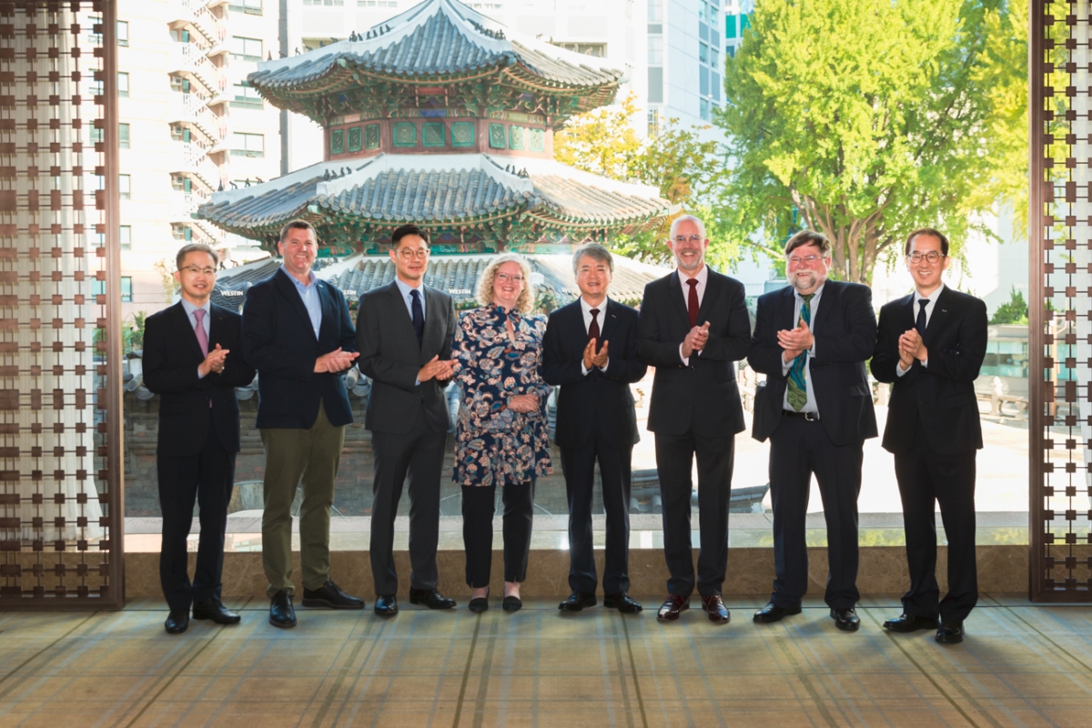 이인호 한국무역보험공사 사장이 24일(월) 서울 중구 웨스틴조선 호텔에서 열린 「제46차 OECD 환경회의」에서 수출신용기관 환경전문가들과 기념촬영을 하고 있다./사진=무보 제공