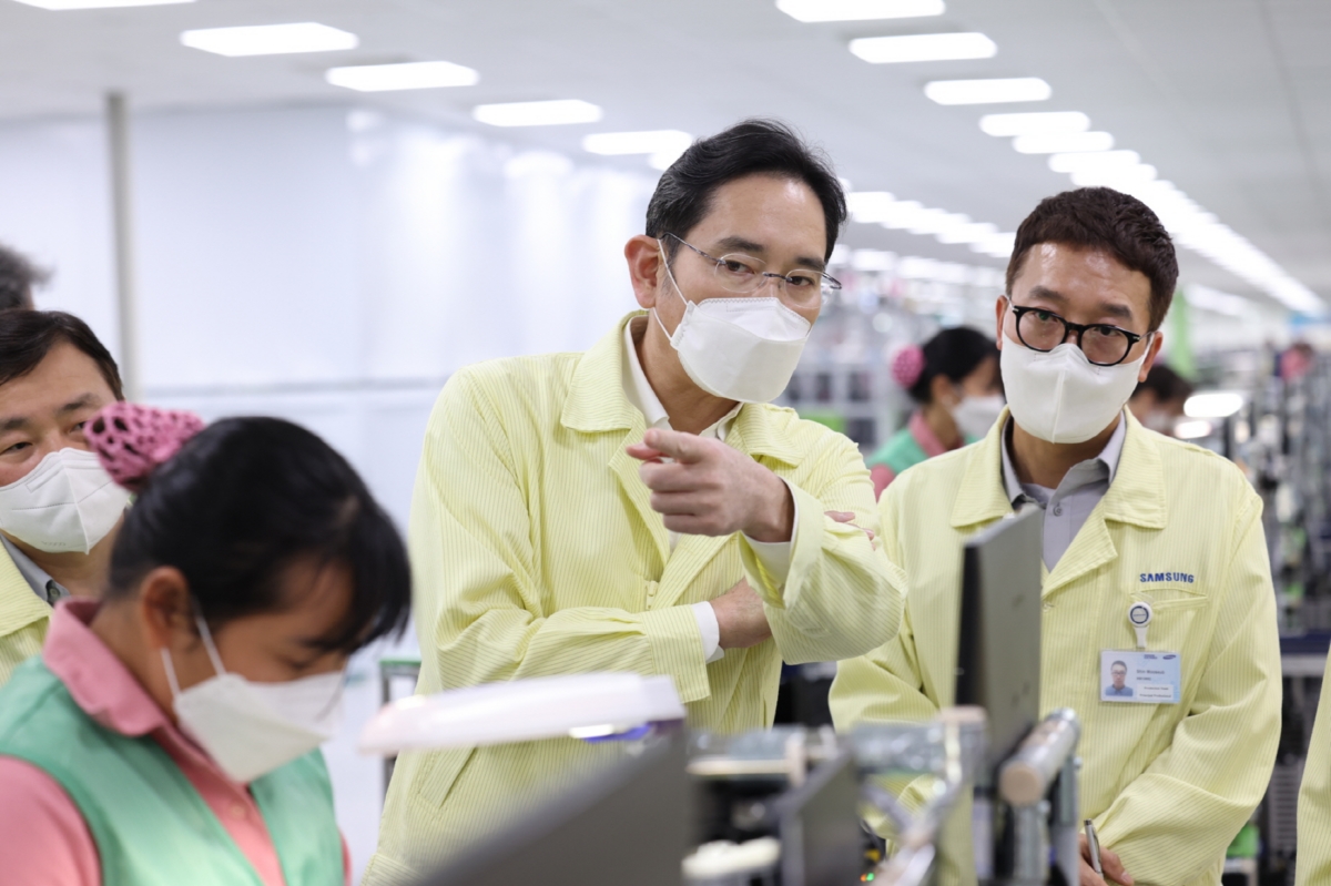 이재용 삼성전자 회장이 22일 베트남 하노이 인근 삼성전자 법인(SEV)을 방문해 스마트폰 생산 공장을 점검하고 있다