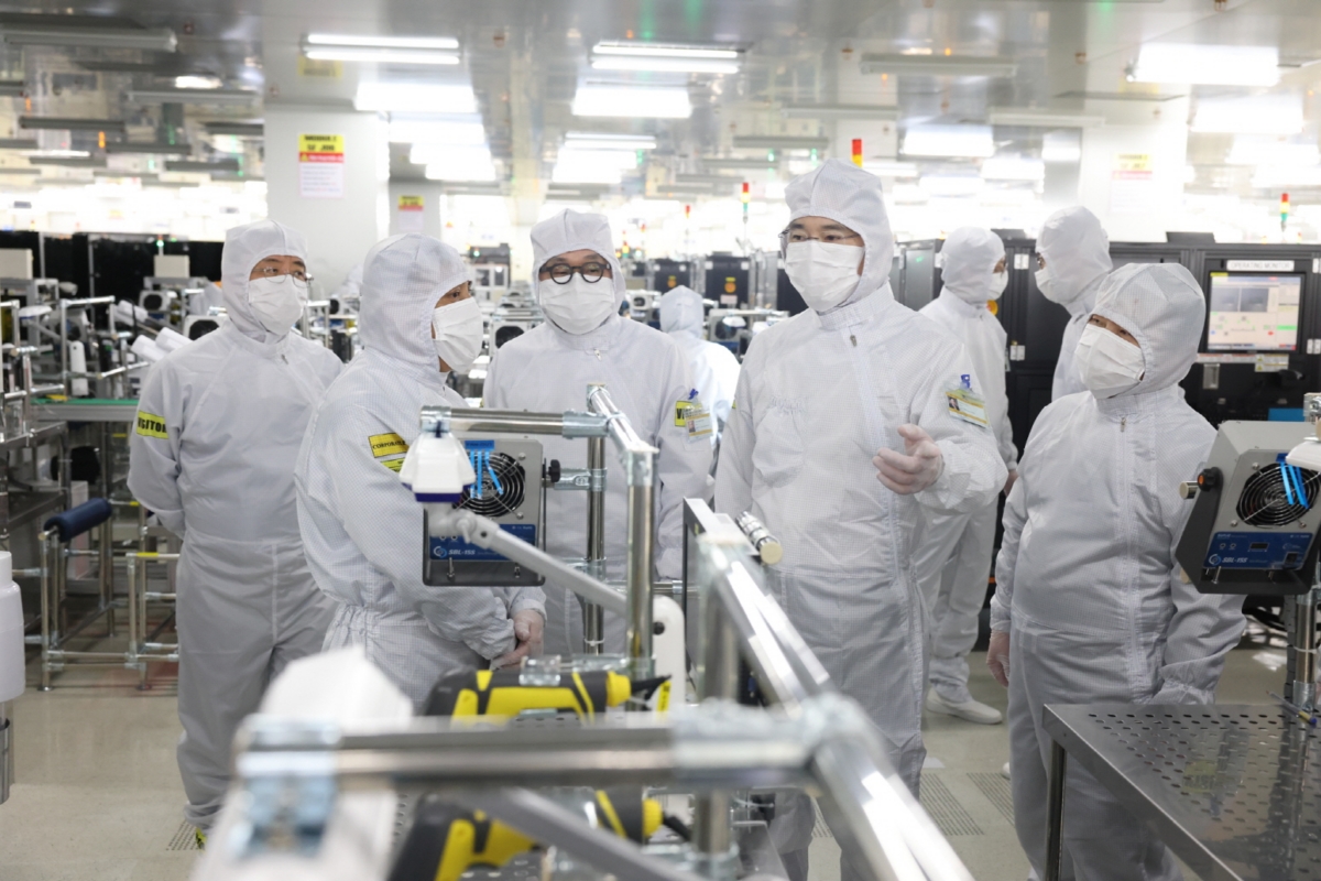 삼성전자 생산라인을 둘러보는 이재용 회장