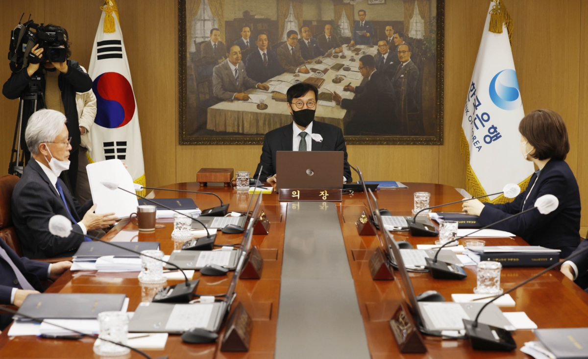 이창용 한국은행 총재가 13일 서울 중구 한국은행에서 열린 2023년 첫 금융통화위원회를 주재하고 있다. 