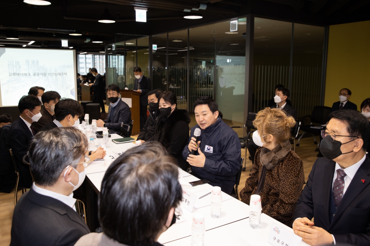 원희룡 국토부 장관은 13일(금) 오전 10시 서울 고척의 공공지원 민간임대주택 입주 현장을 점검했다. (국토부 제공)원희룡 국토부 장관은 13일(금) 오전 10시 서울 고척의 공공지원 민간임대주택 입주 현장을 점검했다. (국토부 제공)