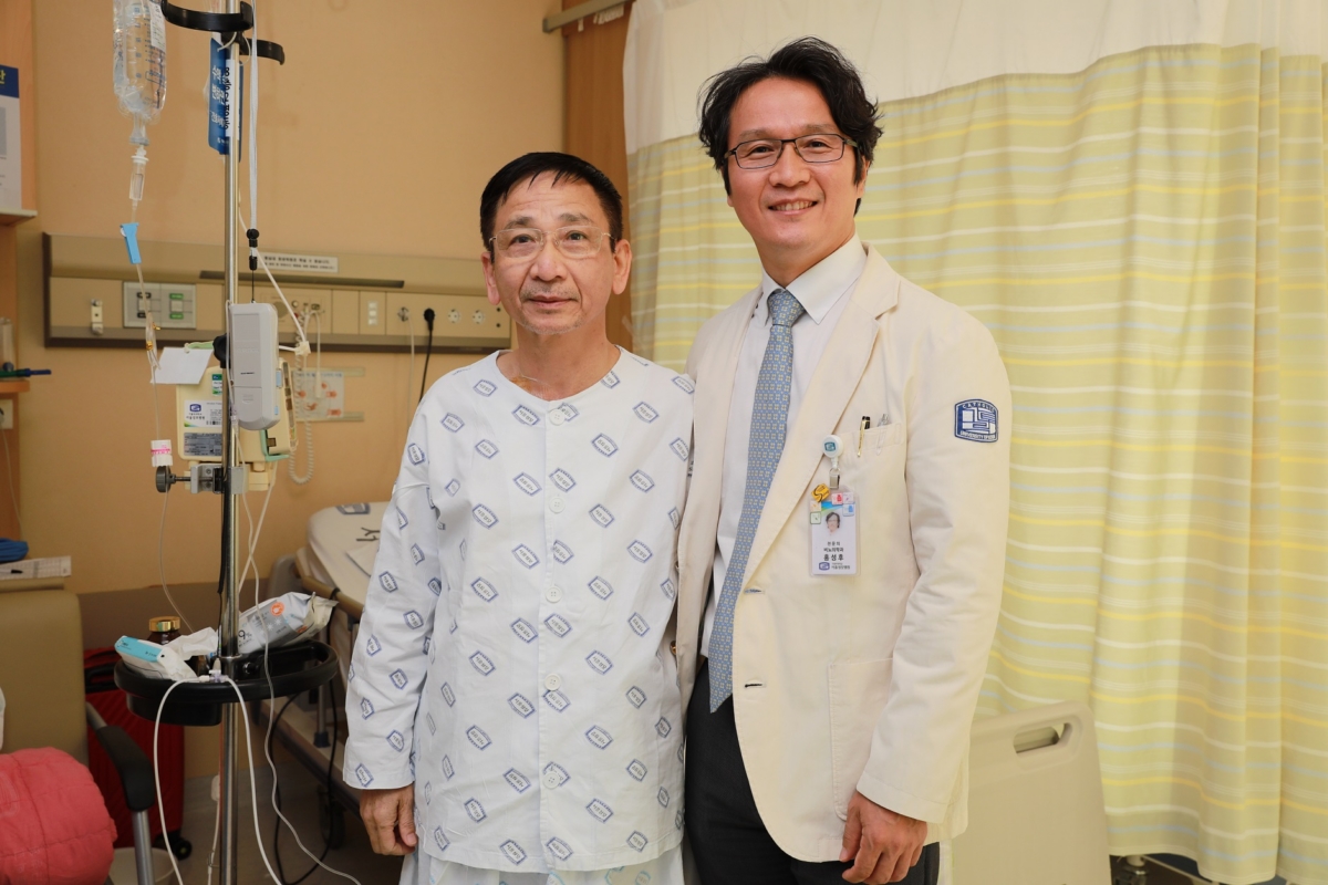 홍성후 교수와 레 쟝반 씨가 수술 후 퇴원을 앞두고 함께 찍은 사진. 