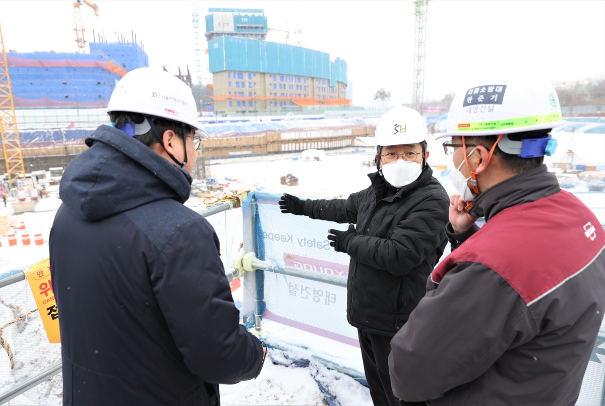 김헌동 사장(가운데)이 고덕강일2단지 건설현장을 방문해 건설사 관계자들과 소통하고 있다.(SH제공)