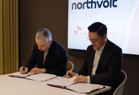 SK넥실리스와 노스볼트가 지난 17일 스웨덴 스톡홀름에 자리한 노스볼트 본사에서 최대 1조 4천억 원 규모 동박 공급 계약을 맺었다 (사진제공: SKC)