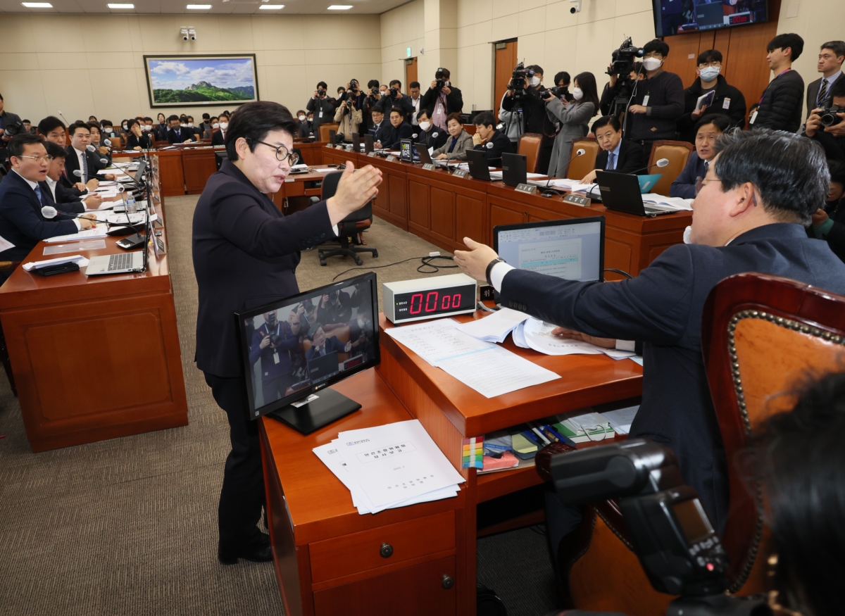 국민의힘 임이자 의원이 21일 오전 열린 국회 환경노동위원회 전체회의에서 `노란봉투법`으로 불리는 노동조합법 2·3조 개정안 상정에 앞서 전해철 위원장에게 의사진행 발언을 요청하고 있다.