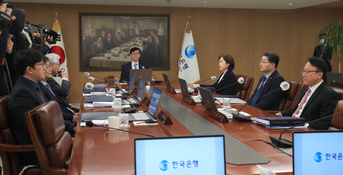 이창용 한국은행 총재가 23일 오전 서울 중구 한국은행에서 열린 금융통화위원회 본회의에서 회의를 주재하고 있다.