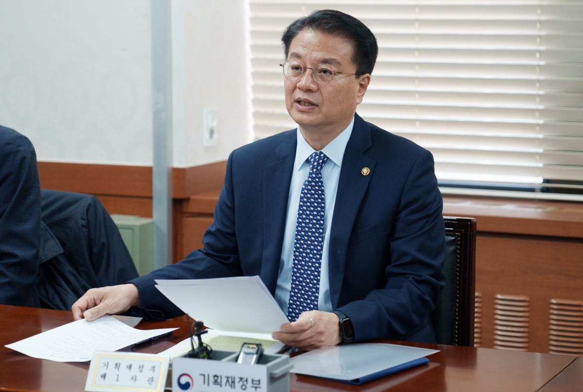 방기선 기획재정부 차관이 2월 24일 서울 종로구 정부서울청사에서 열린 `제18차 비상경제차관회의`를 주재, 모두발언을 하고 있다.