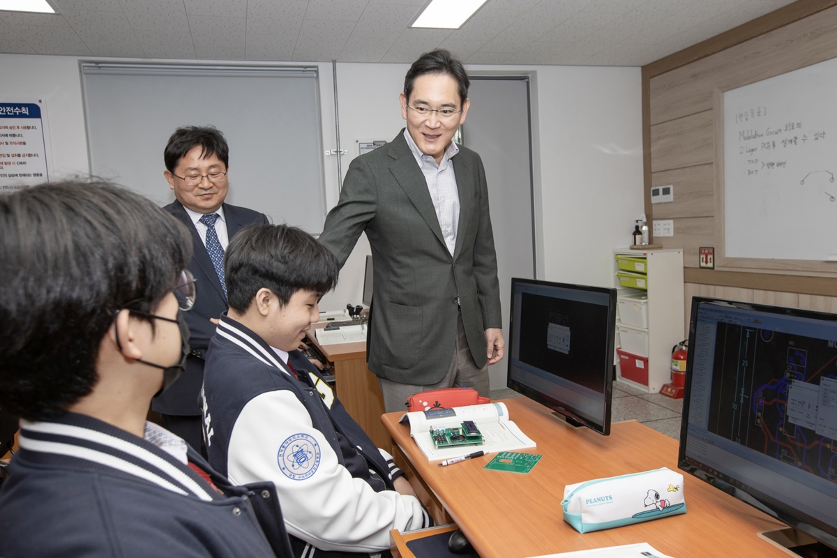 이재용 삼성전자 회장이 7일 경북 구미시에 위치한 '구미전자공업고등학교'를 방문해 수업을 참관하고 학생들과 기념사진을 촬영하는 모습