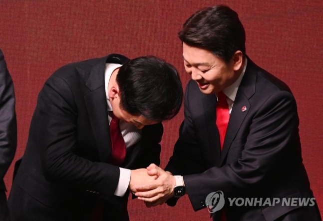 안철수 후보와 악수하는 김기현 신임 당 대표