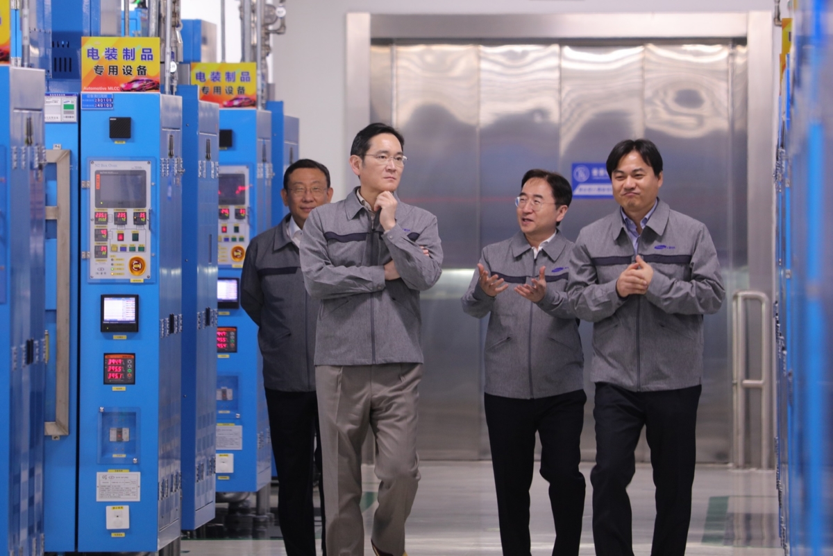 이재용 삼성전자 회장이 24일 중국 텐진에 위치한 삼성전기 사업장을 방문해 MLCC 생산 공장을 점검하고 있다.