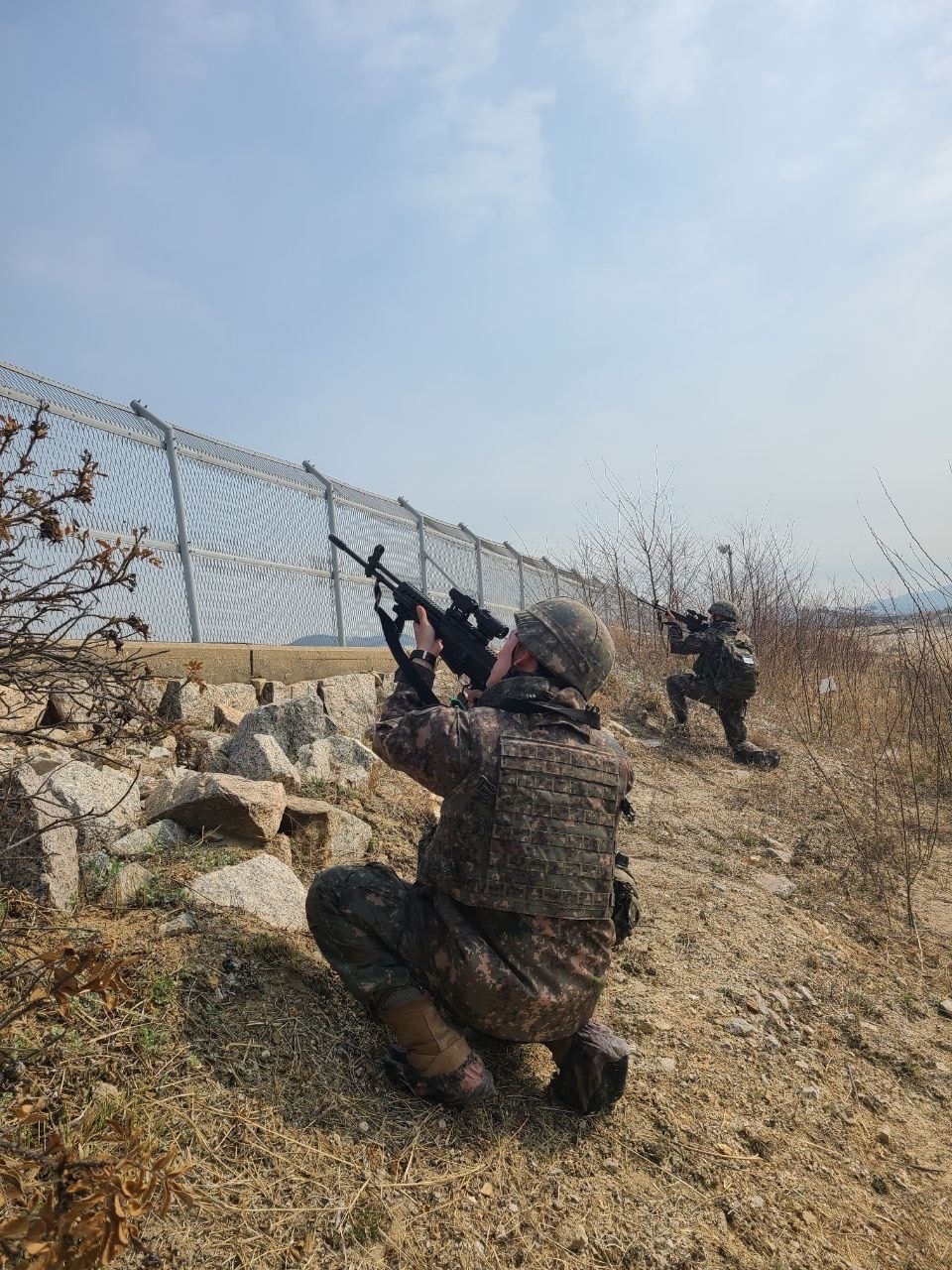 28일 오전 공항 북측과 제2여객터미널 일대에서 국가정보원, 인천경찰청, 중부지방해양경찰청, 서울지방항공청, 軍 등과 함께 무인기 영공침범 대응 관계기관 합동훈련을 실시하였다. 사진은 훈련 참가인원이 관제권 내에 탐지된 무인기를 추적하고 있는 모습