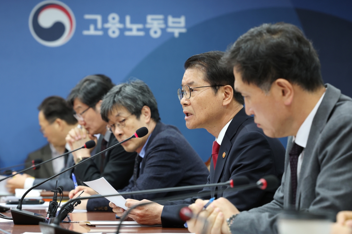 이정식 고용노동부 장관(오른쪽 두번째)이 10일 오전 세종시 정부세종청사에서 열린 노동개혁 추진 점검회의에서 발언하고 있다.