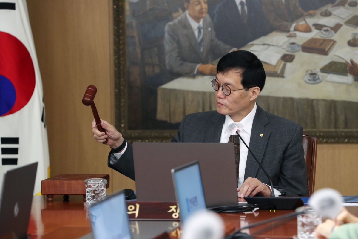  이창용 한국은행 총재가 11일 서울 중구 한국은행에서 열린 금융통화위원회에서 의사봉을 두드리고 있다.