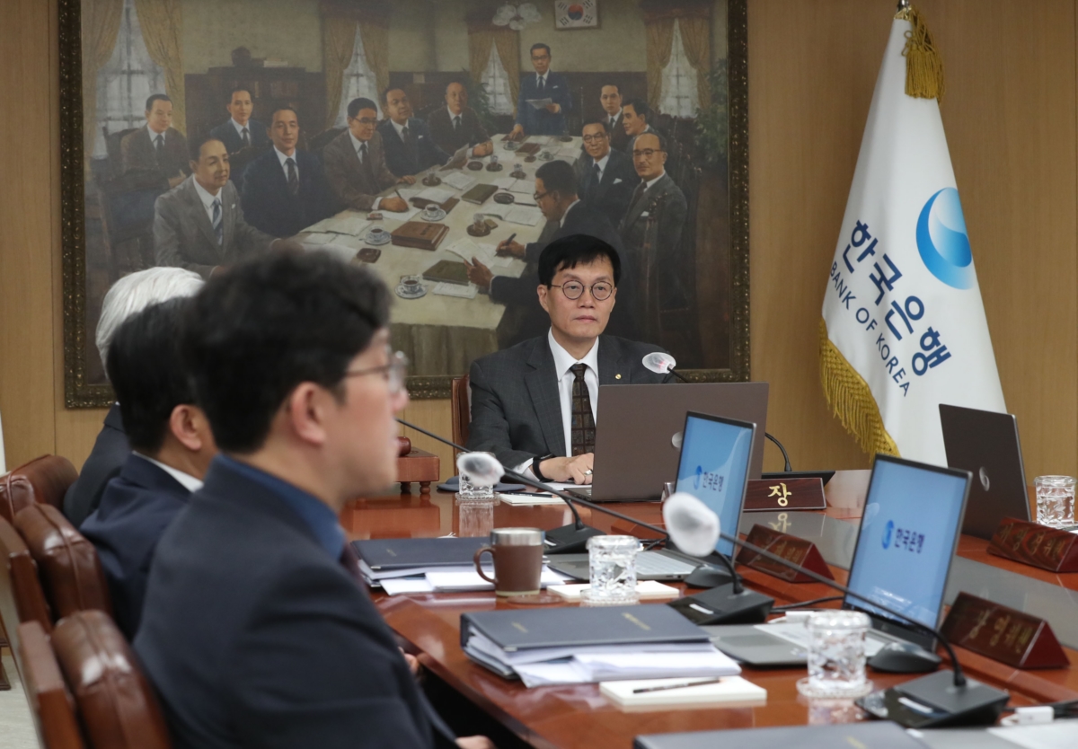 이창용 한국은행 총재가 11일 서울 중구 한국은행에서 열린 금융통화위원회를 주재하고 있다.